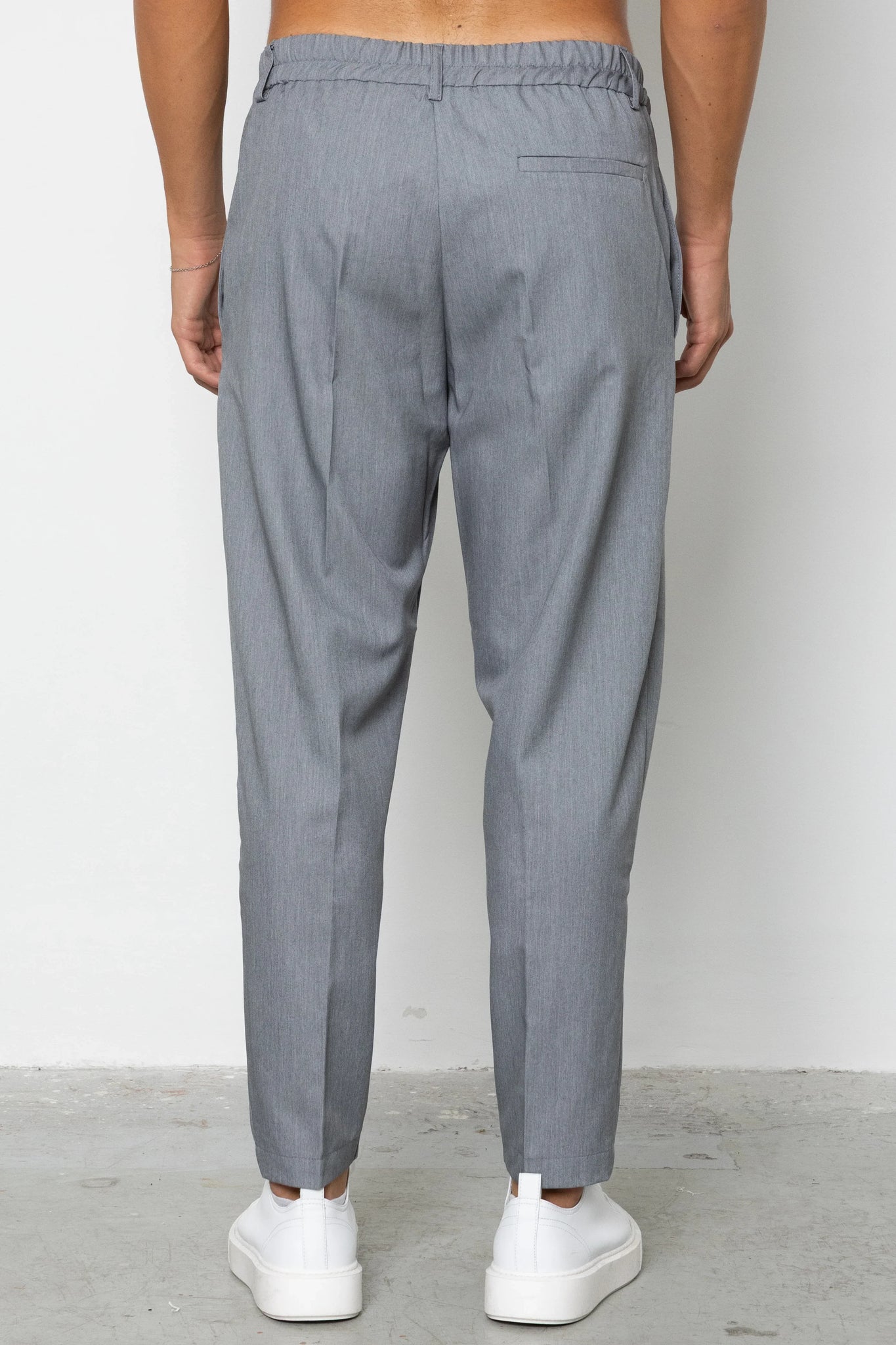 Pantalone con abbottonatura e pences regular