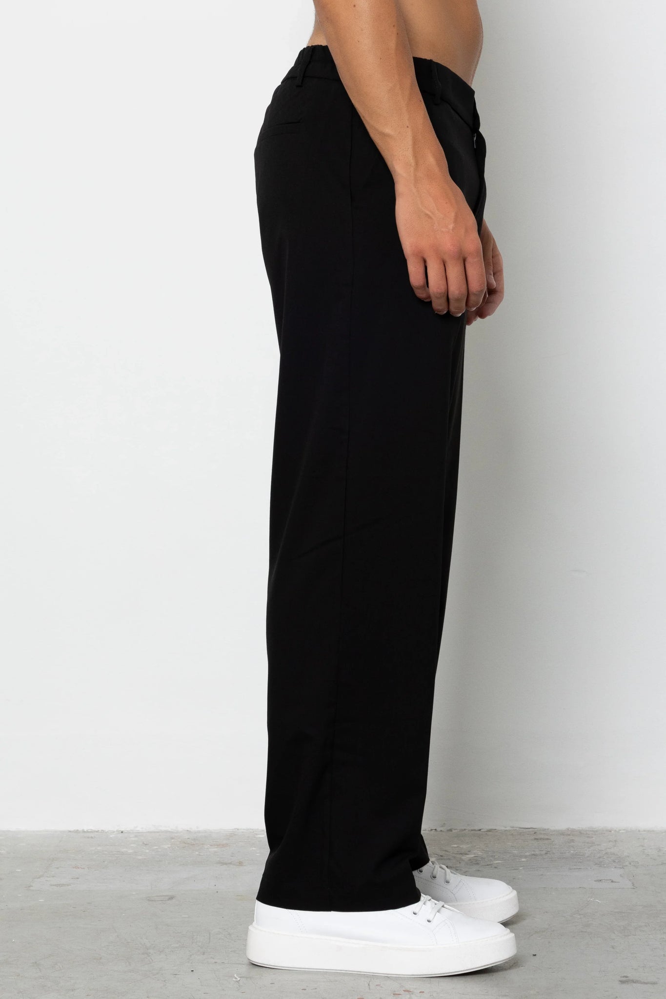 Pantalone con abbottonatura e pences fondo ampio