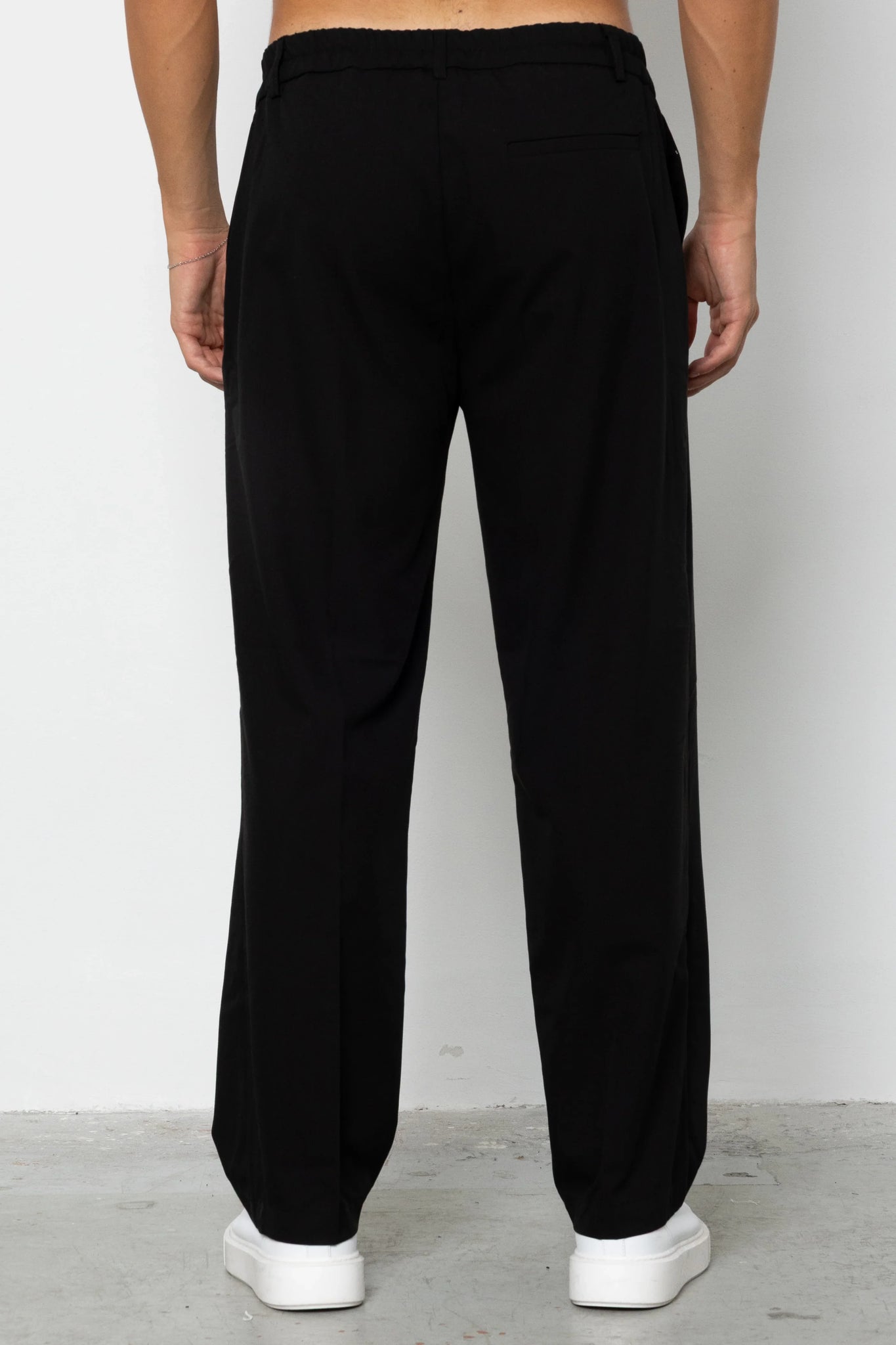 Pantalone con abbottonatura e pences fondo ampio