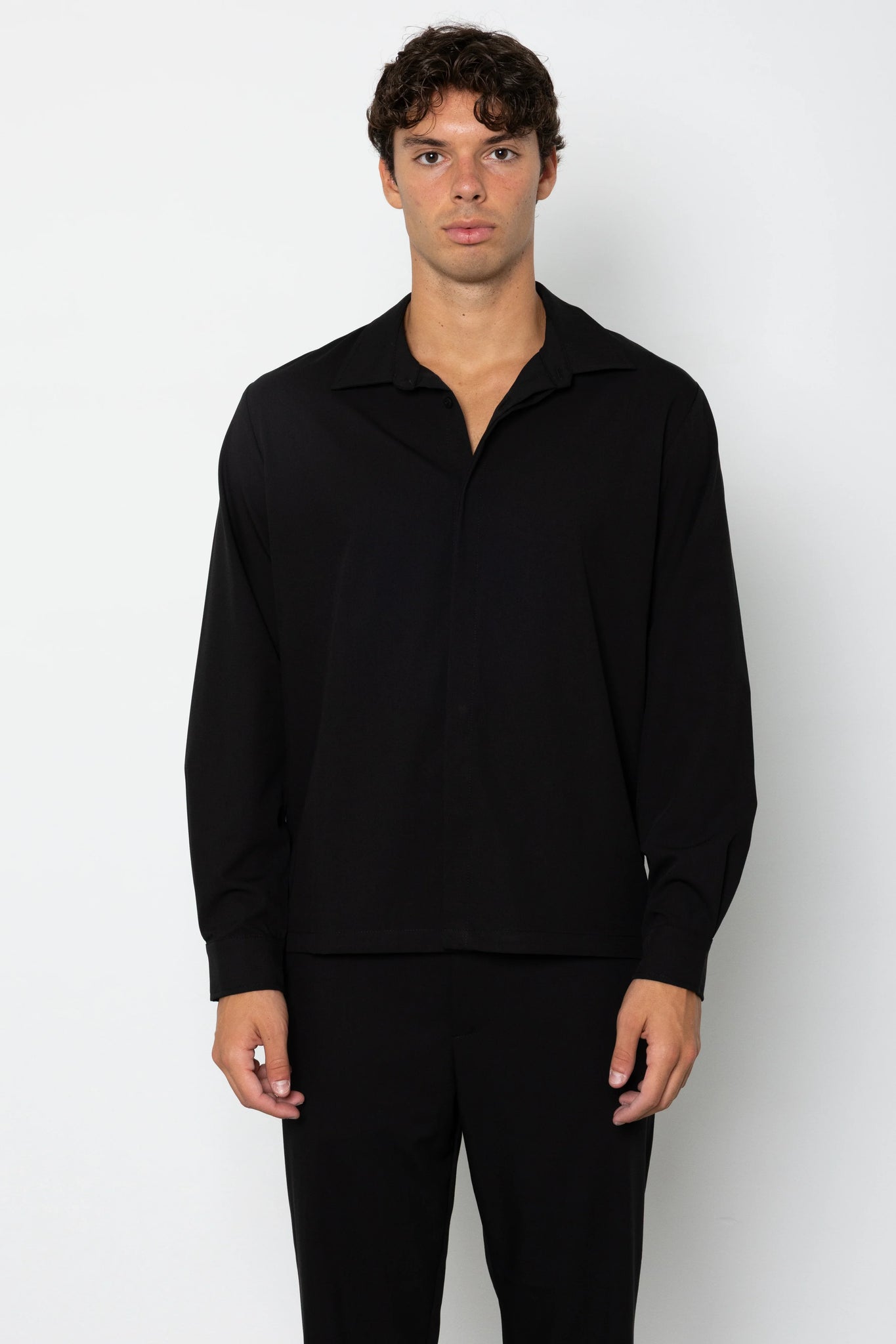 Camicia con abbottonatura nascosta