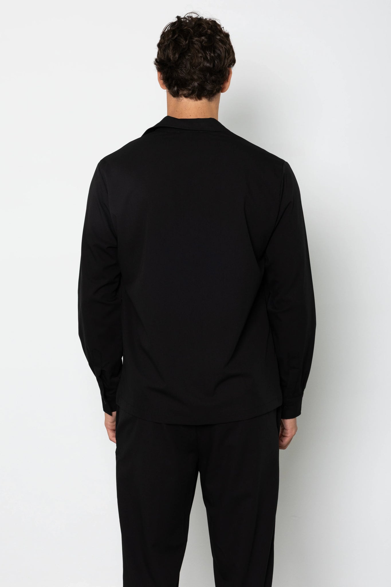 Camicia con abbottonatura nascosta