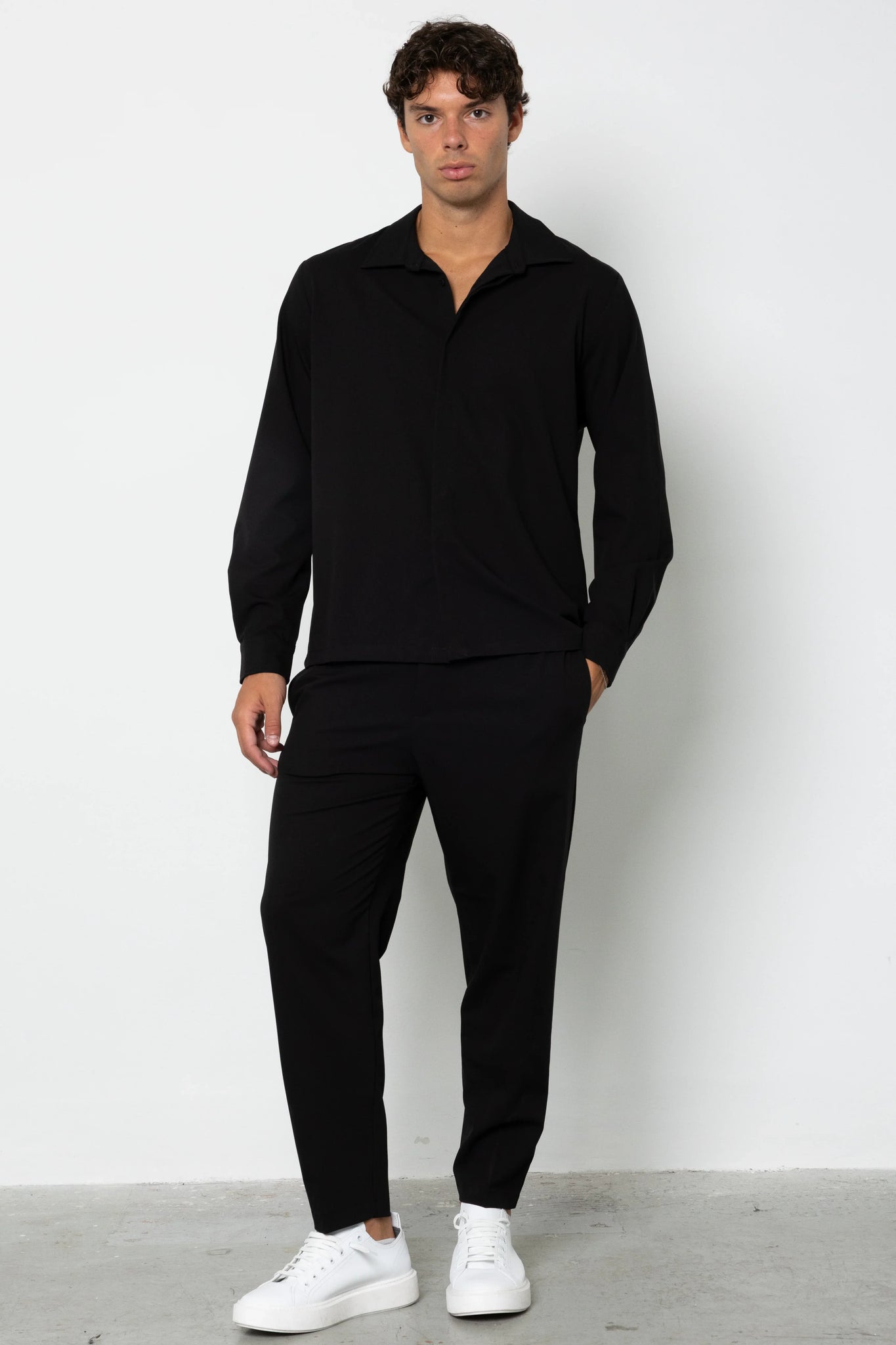 Pantalone con abbottonatura e pences regular