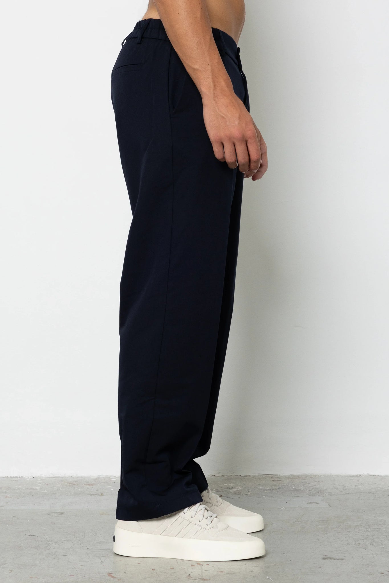 Pantalone con abbottonatura e pences fondo ampio