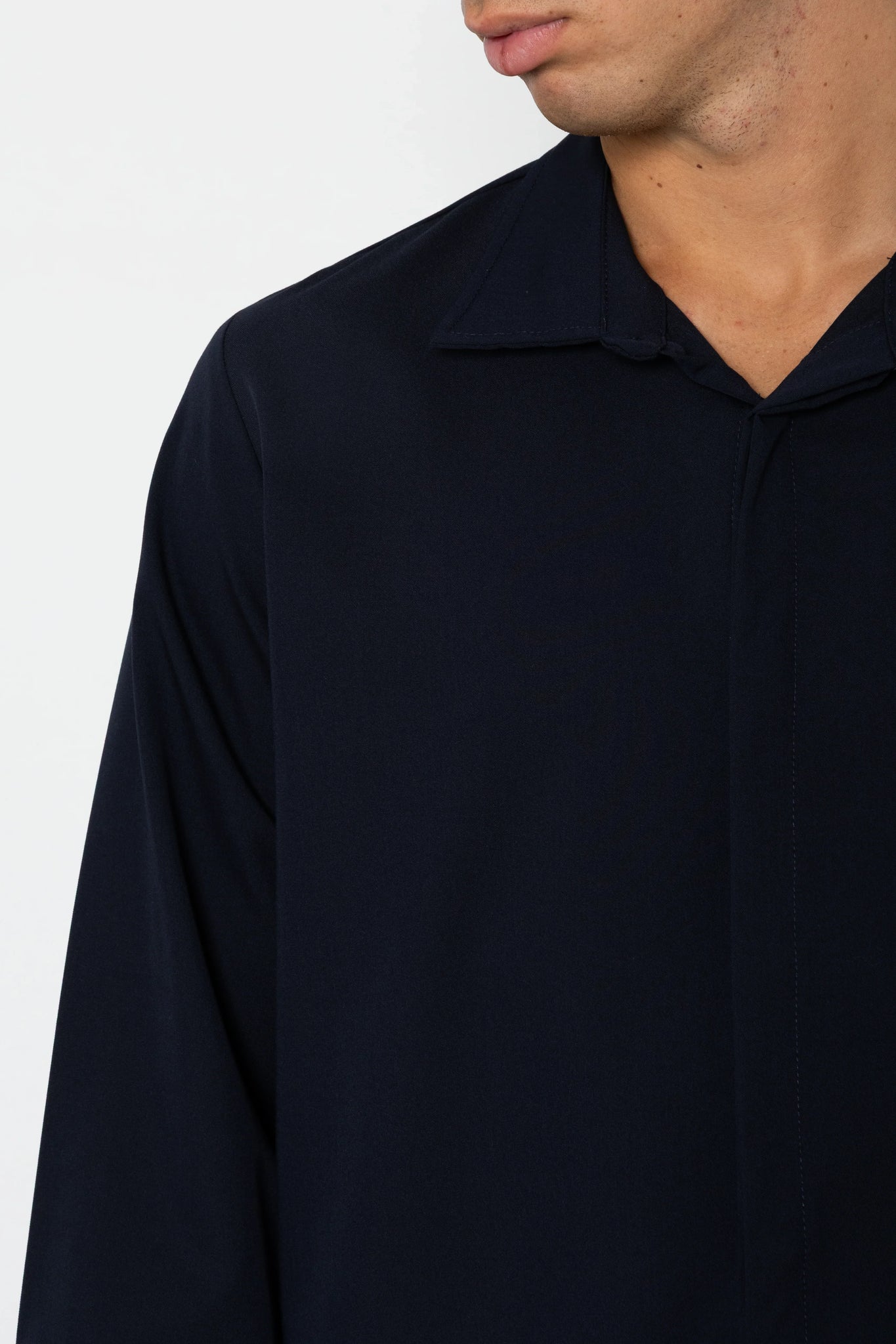 Camicia con abbottonatura nascosta