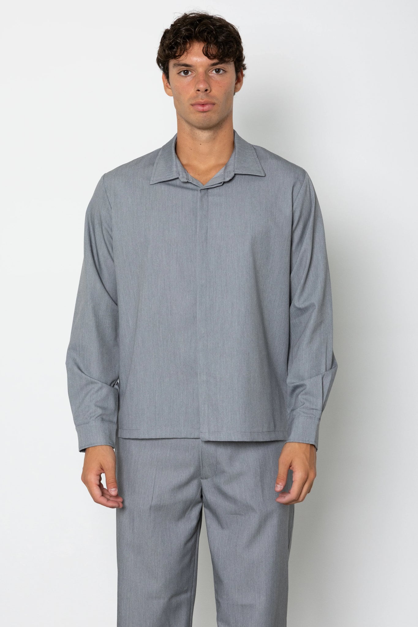 Camicia con abbottonatura nascosta