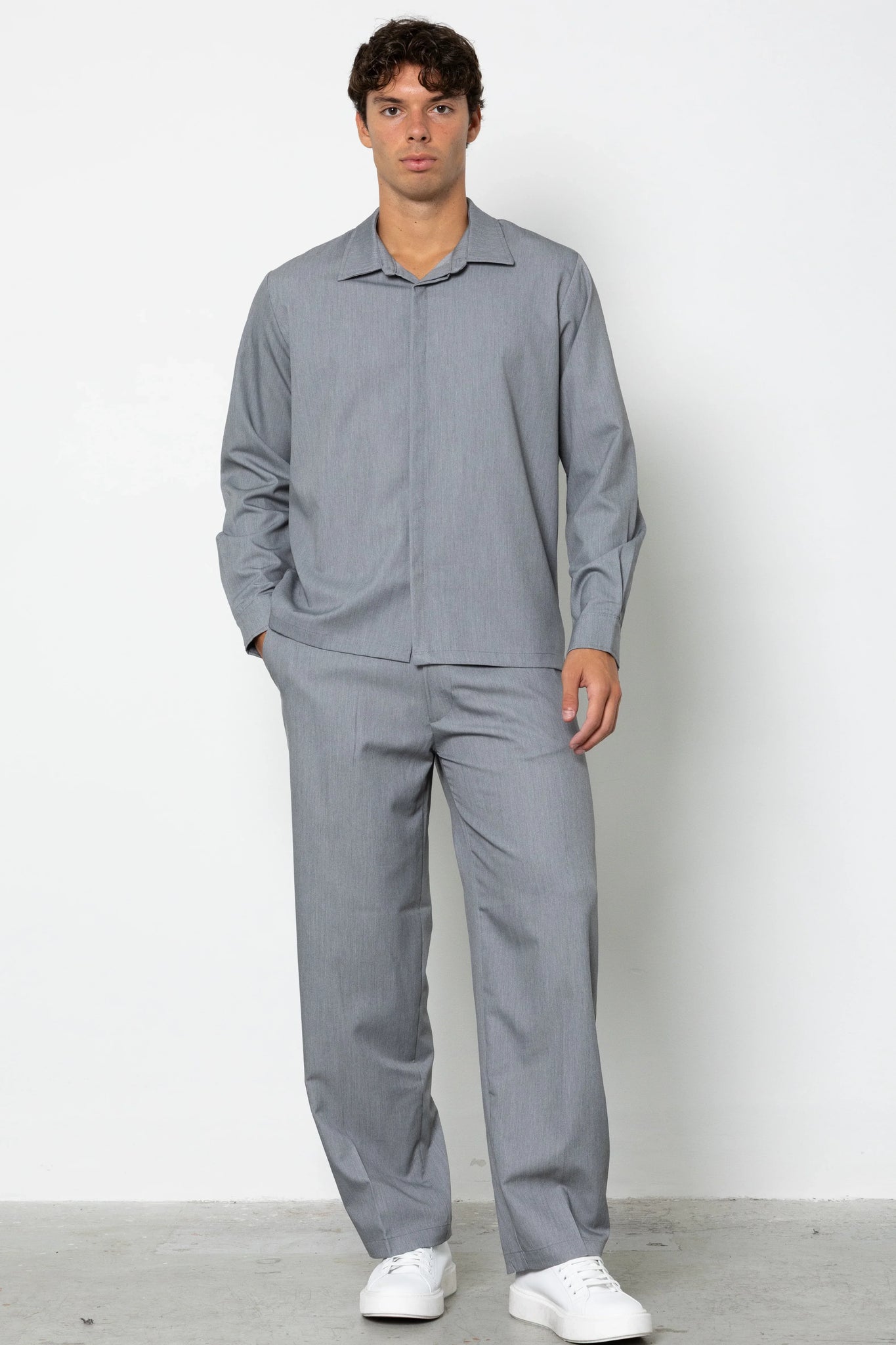 Camicia con abbottonatura nascosta